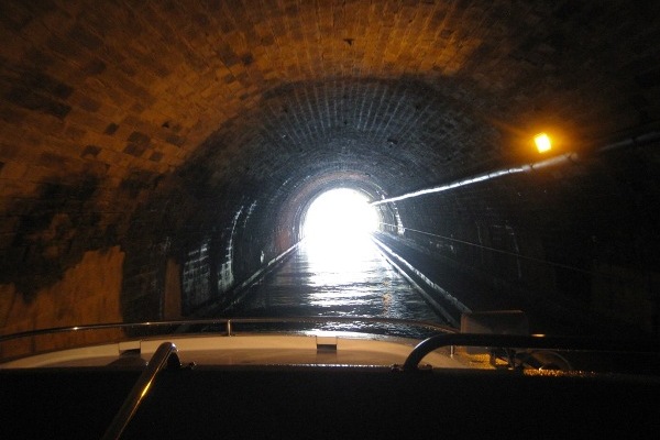 Ausgang Tunnel Elsass Hausboot