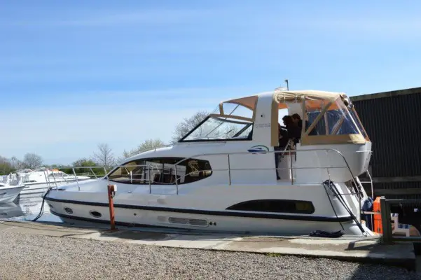 Außenansicht Kintail Hausboot