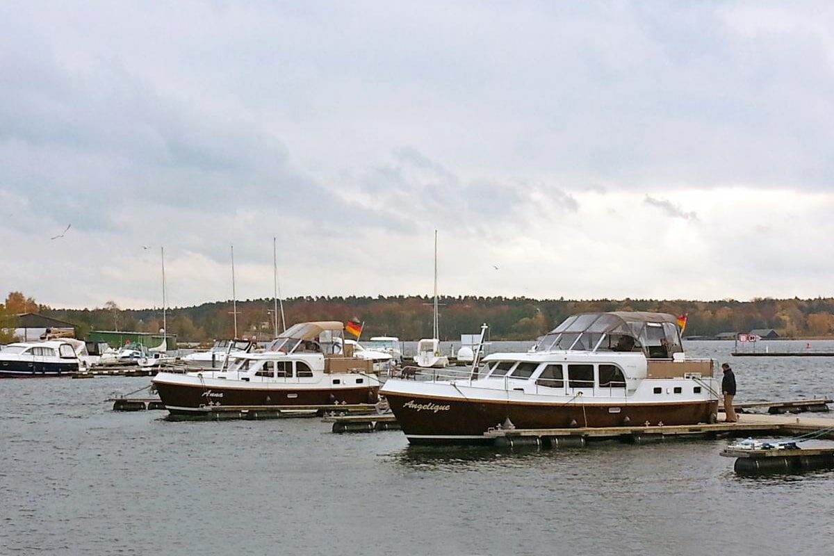 Aventura 38 im Hafen am Steg