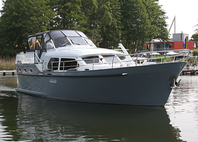 Seitliche Ansicht - Motoryacht am Steg