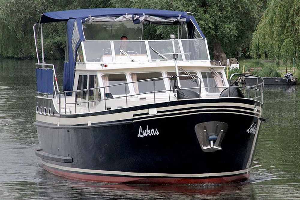 Motoryacht Passion Classic 12.70 Lukas oder Aaron - Yachtcharter Schoners Wehr