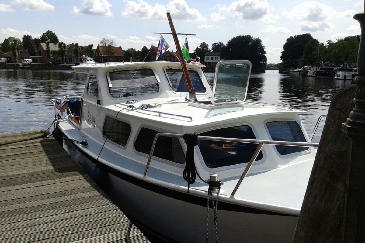 Motorboot Australis am Steg