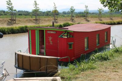 Rotes Boot angelegt am  Canal du Midi
