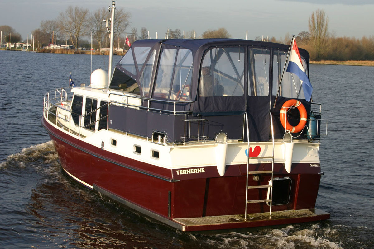 Heckansicht Motoryacht Privateer 37 Charente