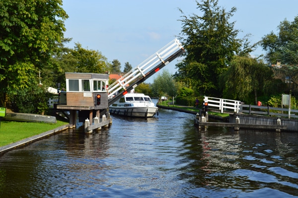 Hausboot fährt unter Brücke Friesland Niederlande