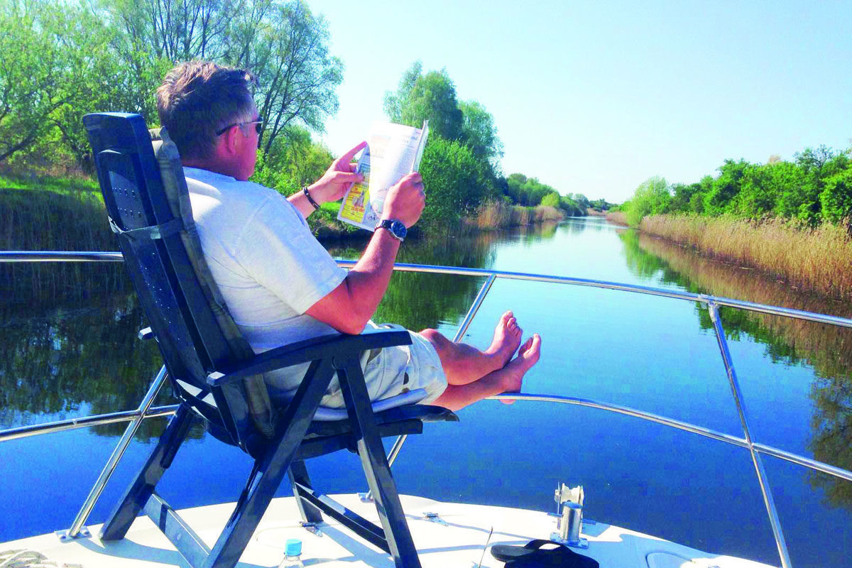 Lesen am Bug der Tarpon