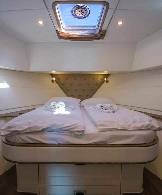 Bugkabine mit Doppelbett Jetten 38 Cabrio