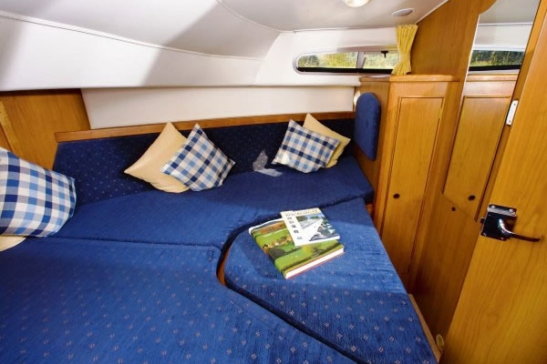 Bugkabine mit Doppelbett oder V-Bett