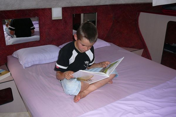 Entspannung an Bord - Junge liest