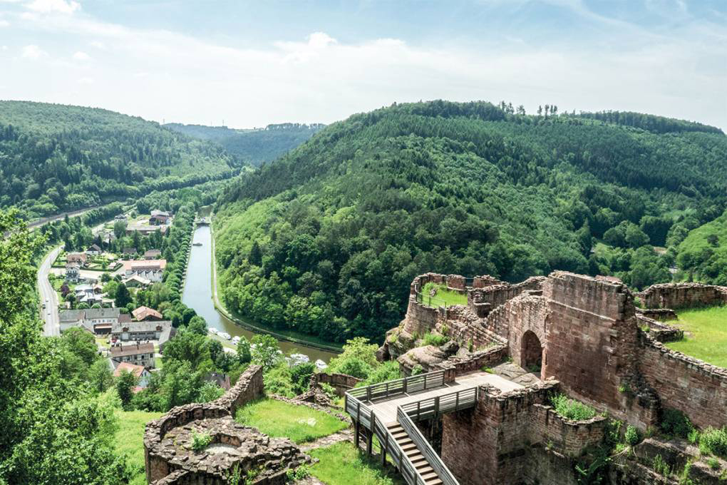 Burg Lutzelbourg - Übersicht auf Rhein-Marne-Kanal