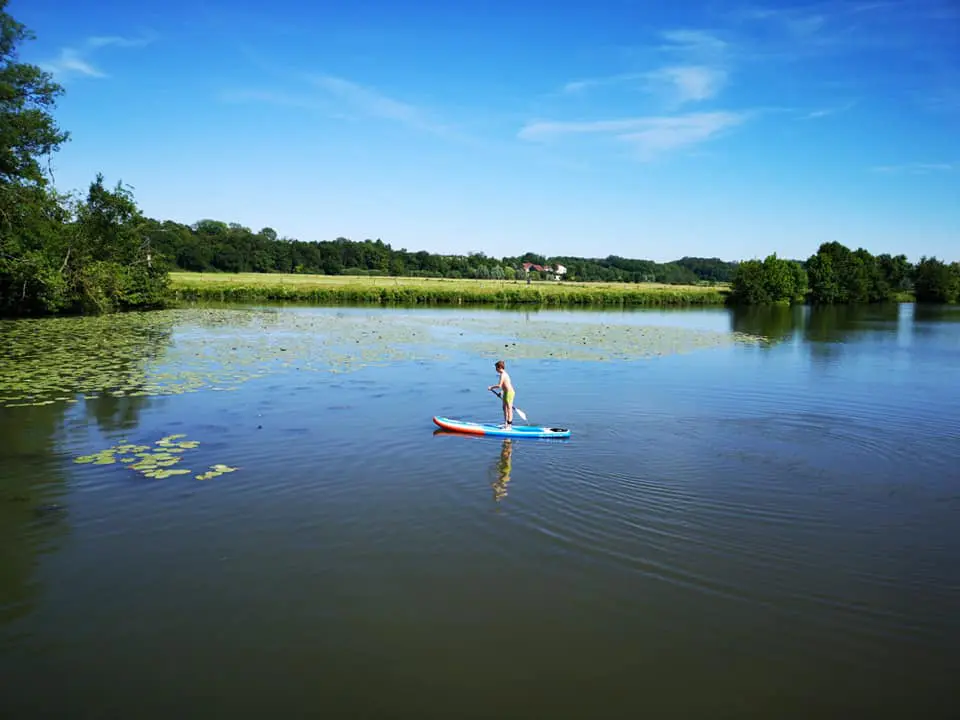 Burgund Saone SUP Board und Seerosen