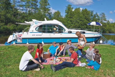 Hausboot am Ufer im Burgund angelegt