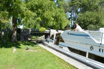 Schleusen im Burgund mit dem Hausboot