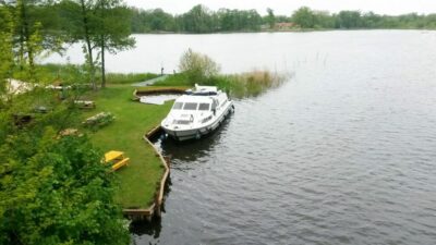 Classique Hausboot am Ufer angelegt