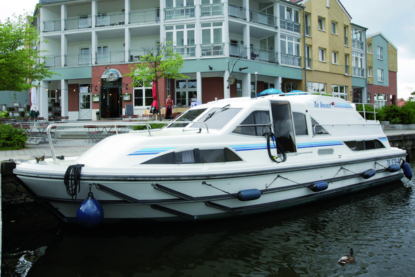 Boot Clipper im Hafen angelegt