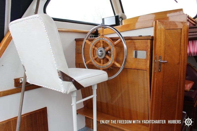 Steuerstand der Motoryacht Myrthe