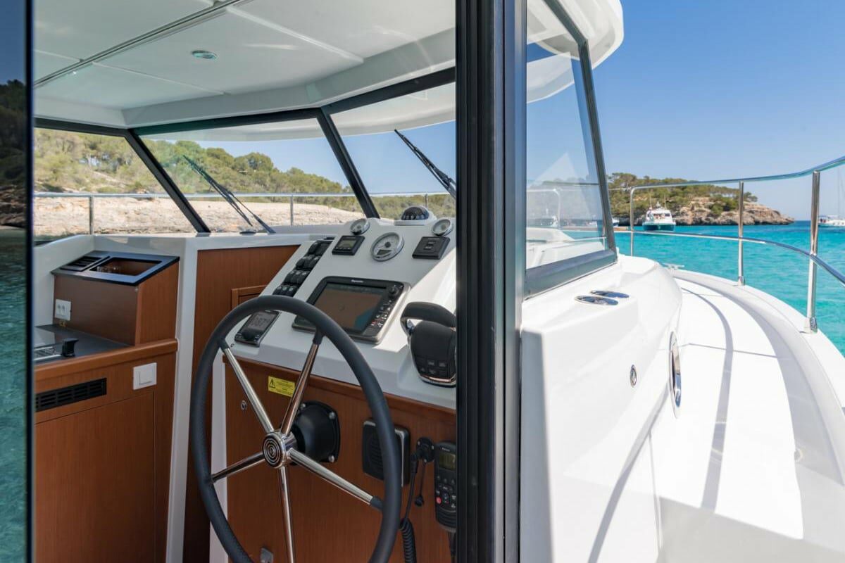 Cockpit Beneteau Swift Trawler