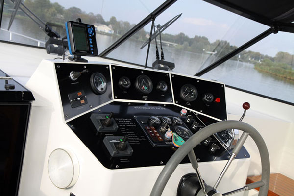 Cockpit Motoryacht Wolvenjacht Pacific