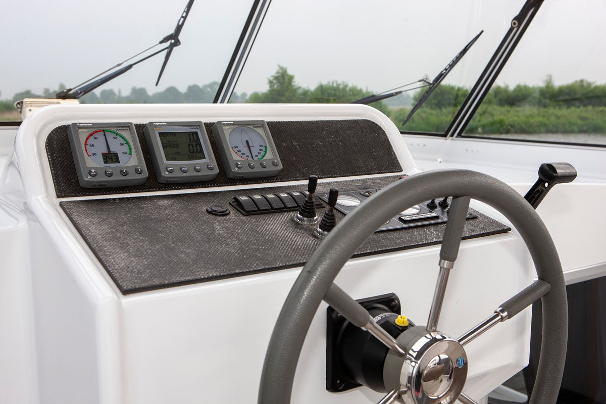Cockpit Pedro Levanto 44 Motorboot