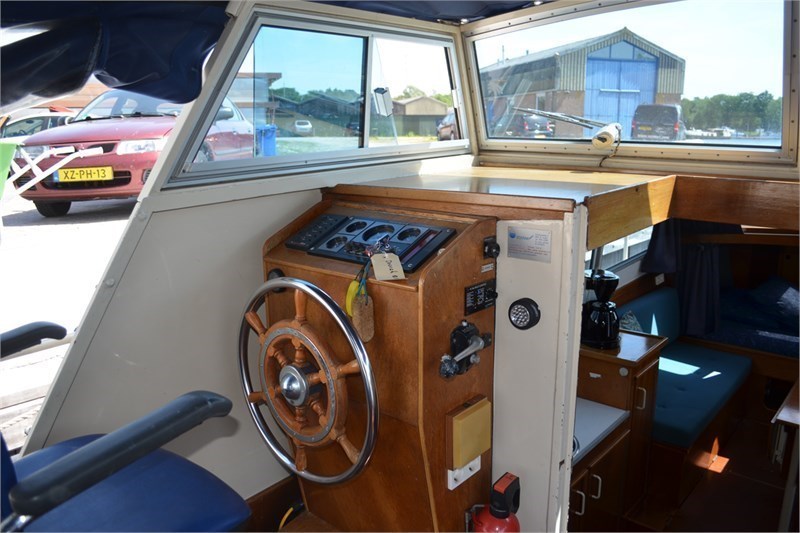 Cockpit Motoryacht Doerak 850 South Pacific