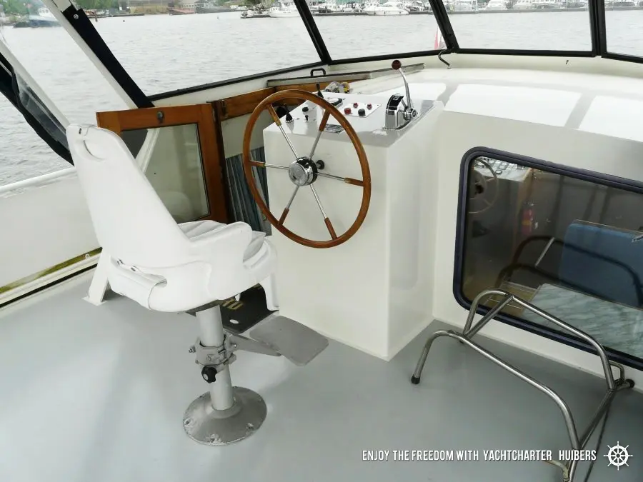 Außensteuerstand der Motoryacht Lucida
