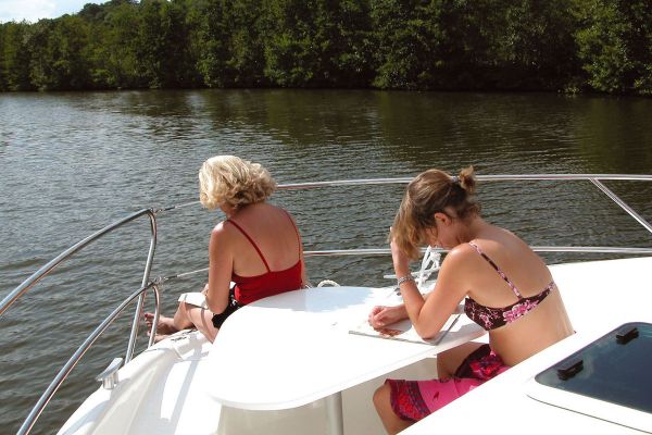 Entspannung an Bord - Bug mit Tisch