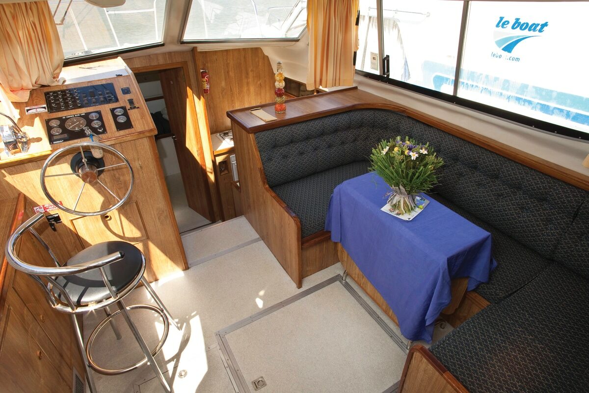 Salon auf Boot Countess