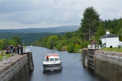 In der Schleuse Schottland mit dem Boot