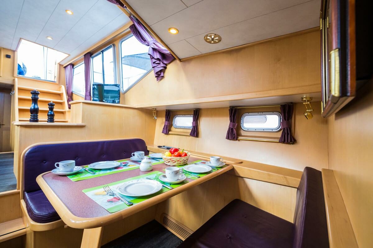Dinette auf Motoryacht Dolce Vita 3