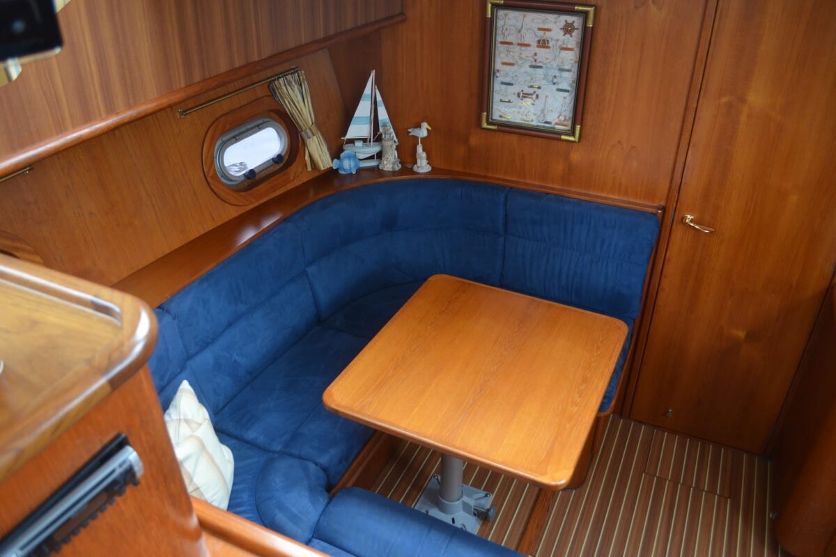 Dinette der Motoryacht Advantage 42 Drait 76