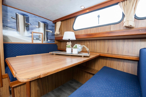 Sitzbank mit Tisch Motoryacht Frisian Star