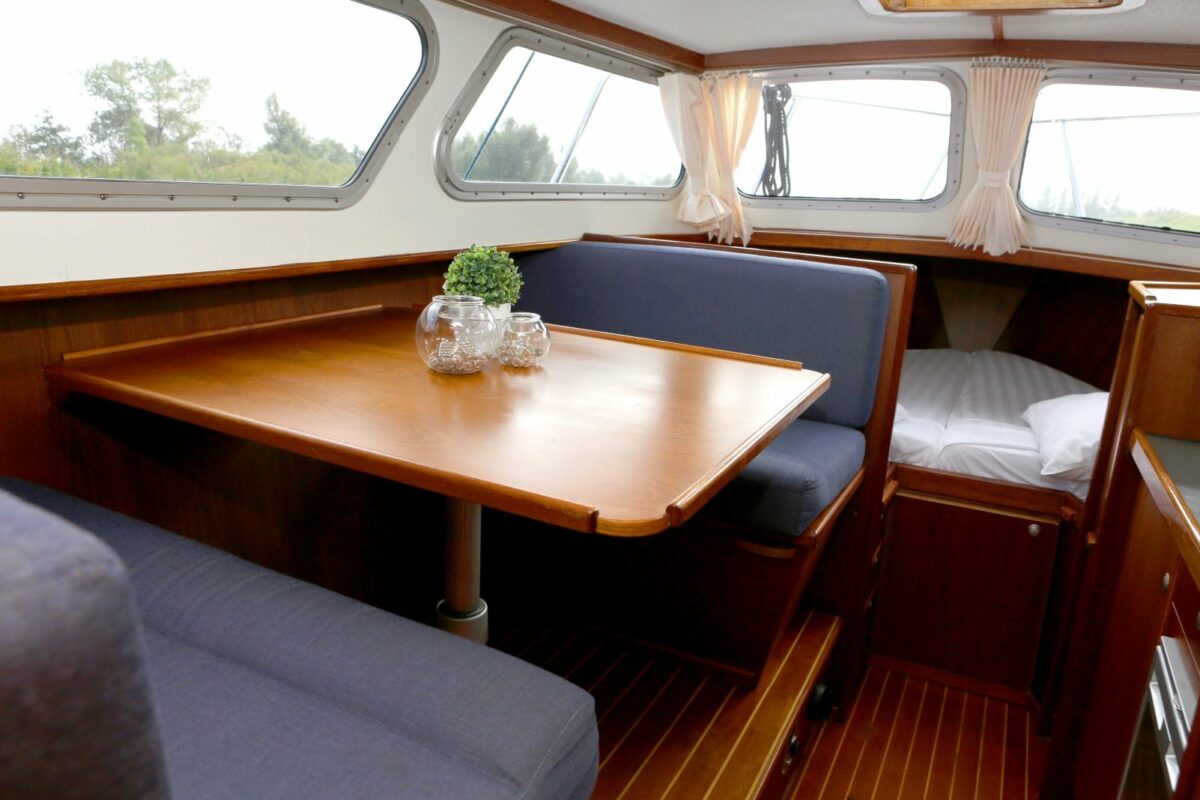 Sitzecke mit Tisch Motorboot Australis