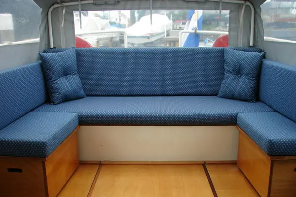 Sitzecke Motoryacht Doerak 850 Eau Sauvage