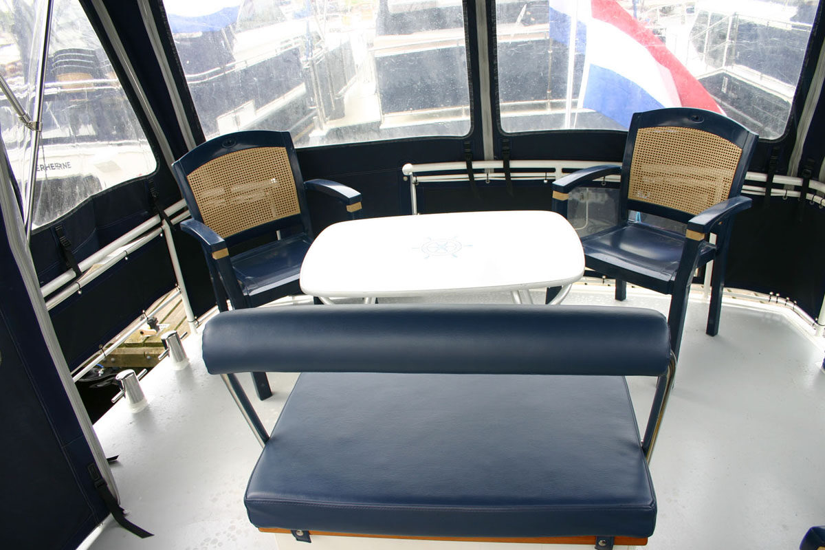 Außenbereich mit Tisch und Stühle