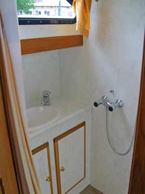Dusche und Waschbecken