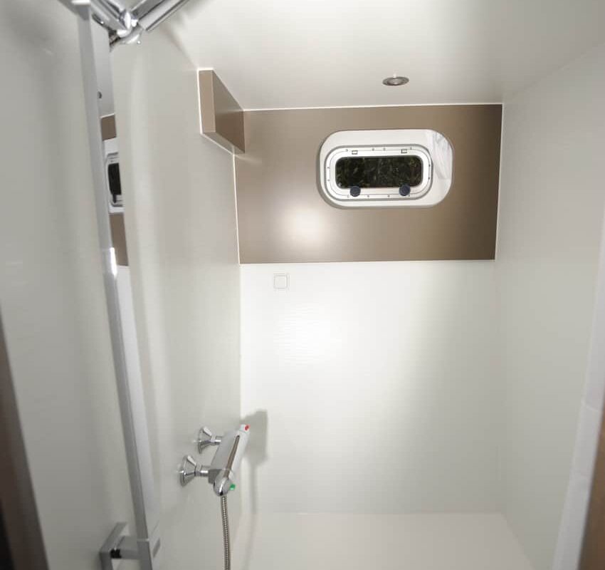 Dusche auf Yacht Tamara