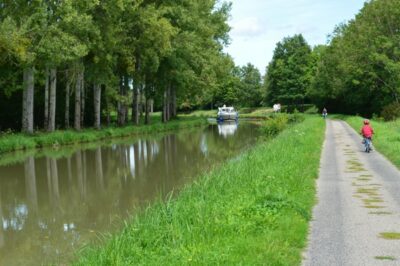 Kanalfahrt Nivernais Fahrradwege entlang