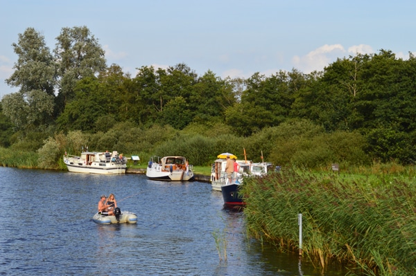 Friesische Seenplatte Niederlande - Boote am Ufer