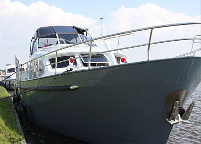 Frontansicht Boot Aventura 43