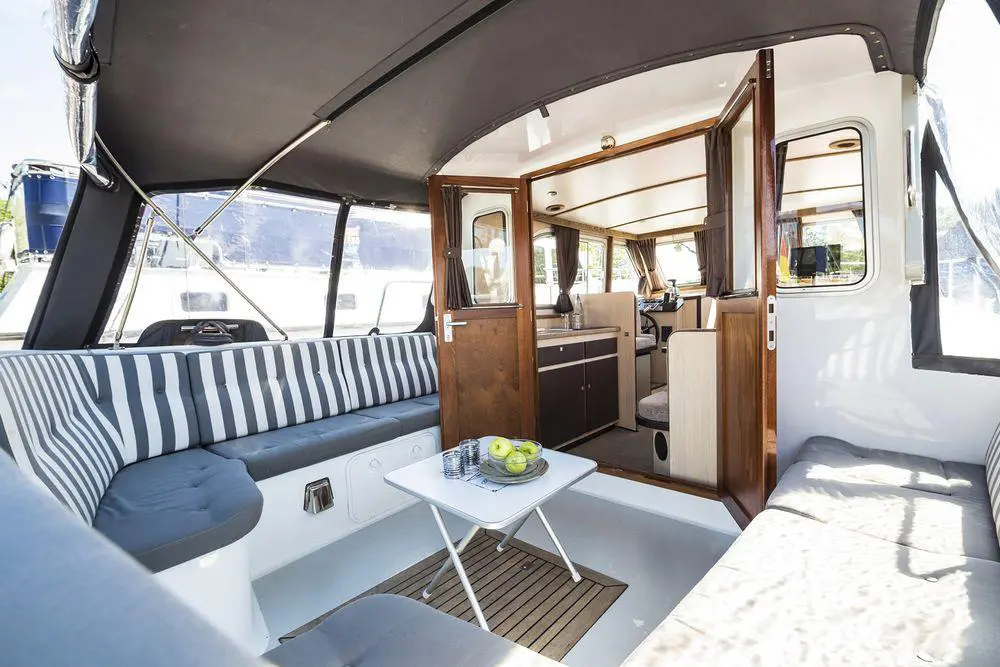Heckterrasse auf Motoryacht Aventura 32