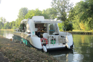 Hausboot im Elsass am Ufer angelegt