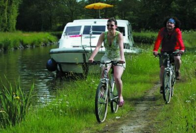 Hausbootfahrt am Kanal und Fahrräder