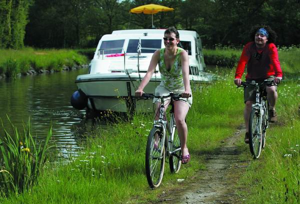 Hausboot angelegt Fahrradtour unternehmen