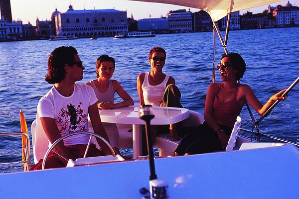 Entspannung in der Abendsonne auf Boot Lagune Venedig
