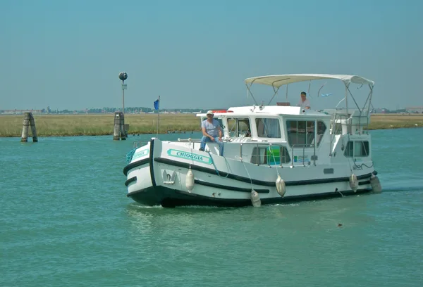 Hausboot Penichette 1180 FB Locaboat unterwegs in Italien