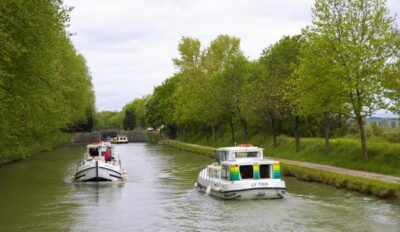 Penichette Hausboote treffen sich am Kanal