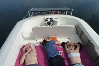 Sonne tanken auf dem Boot in Portugal