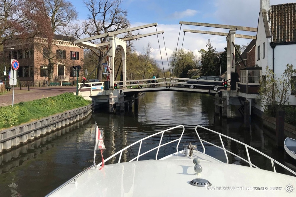 Hebebrücke in Holland Motorboot Larissa