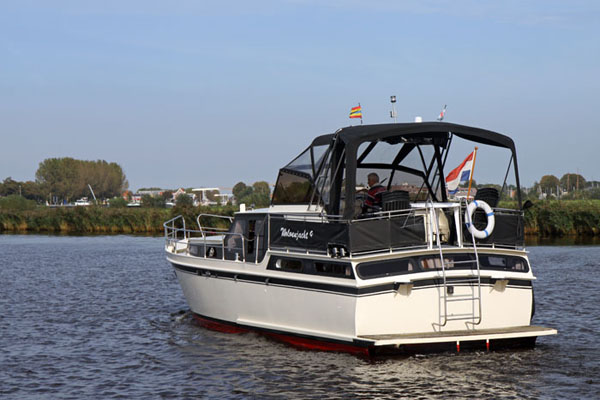 Heckansicht der Wolvenjacht 9