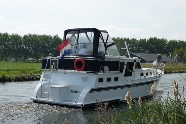 Heckansicht Motoryacht Babro 1020